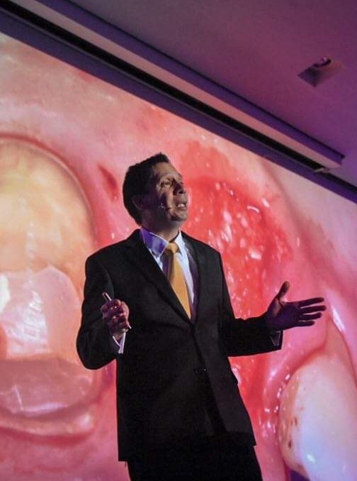El Dr. David Gonzalez impartió en Bogotá un curso sobre "Implantes y dientes el mismo día" y "Regeneración Ósea en Implantes" 1
